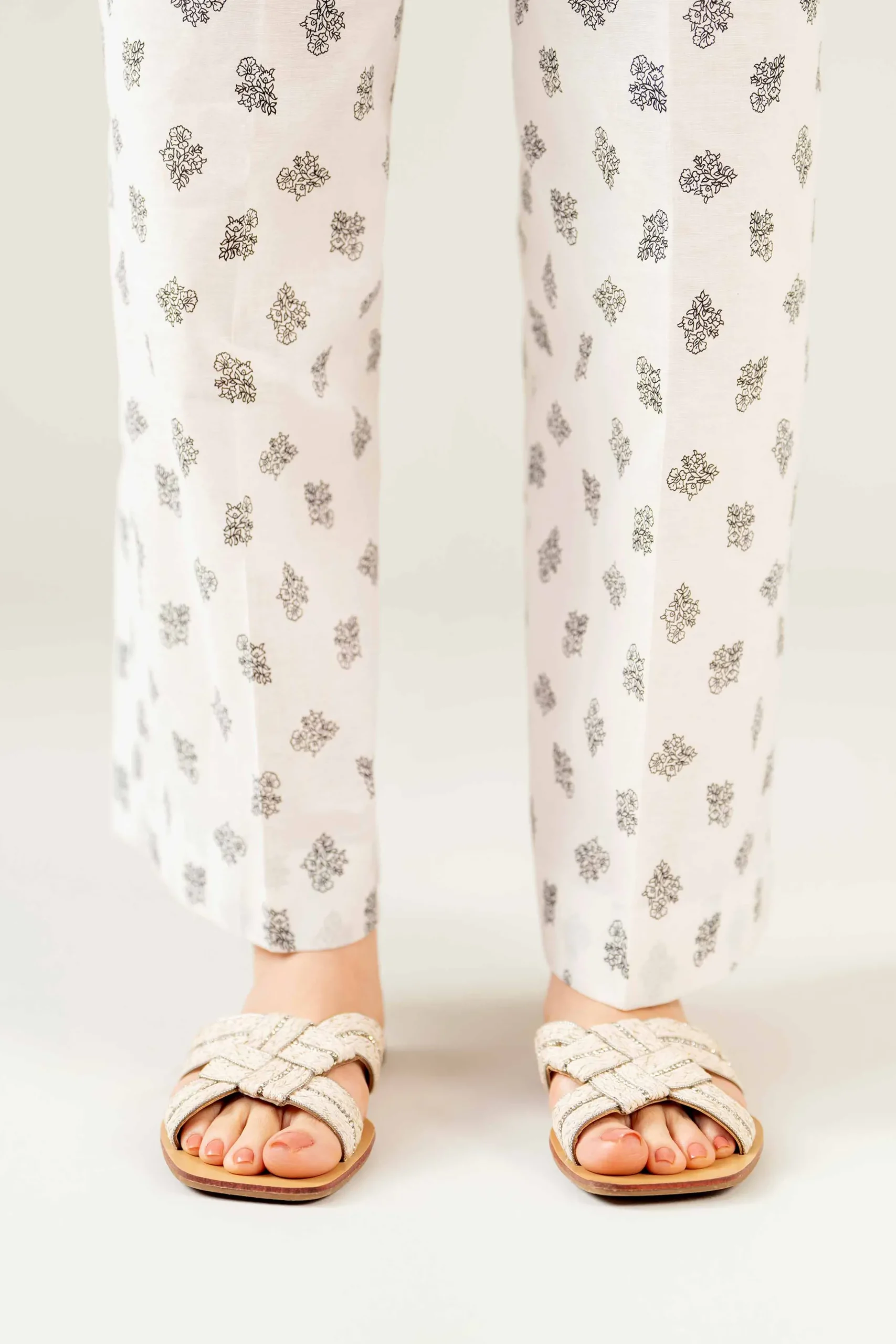 Beige Chappal-440722918