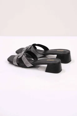 Black Wedge-443122903
