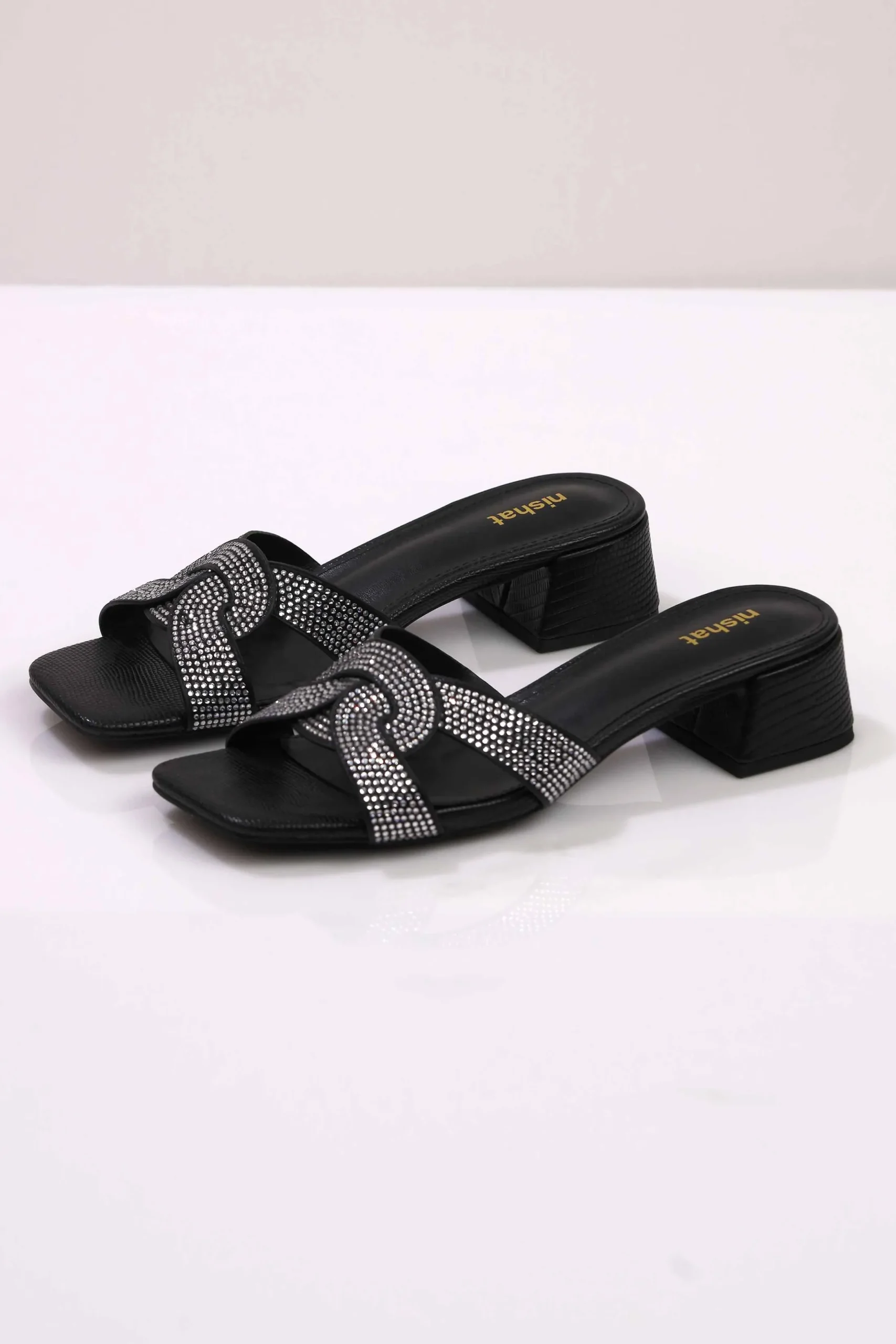 Black Wedge-443122903