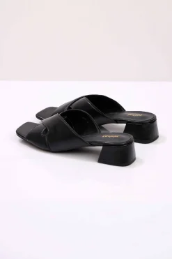 Black Wedges-443092903