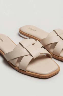 White Chappal-445202912